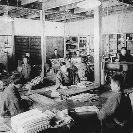 京都店第二工場内の仕立場（1921年）