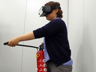 「VR消火体験シミュレータ」による訓練用消火器の操作イメージ