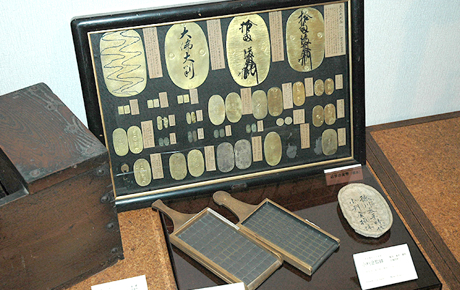 The money, gauges to count money, and collected coin storage boxes used by merchants in the early Modern Period of Japan