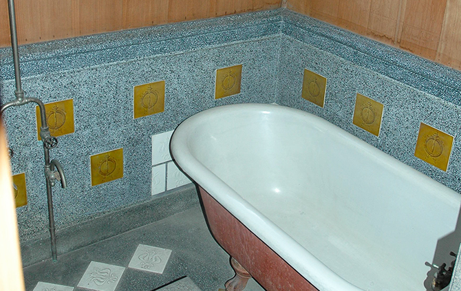 The western-style bathroom was made during the Meiji 40s (roughly 1907–12) and was rare at that time.