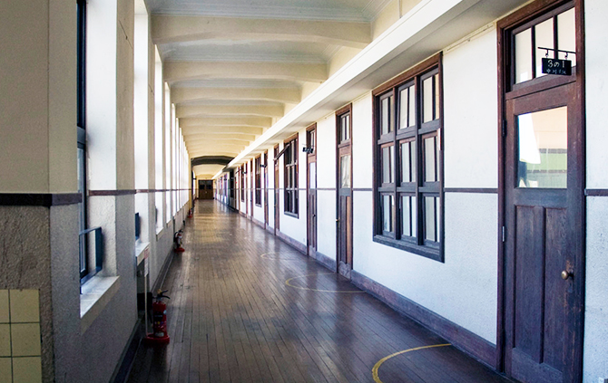 The school building features high ceilings and a bright Art Deco architectural style.