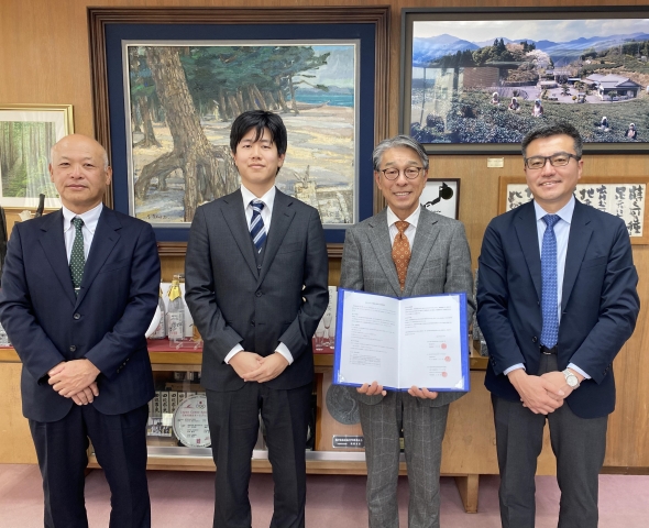Signing of the Business Collaboration Agreement at the mayor’s office, Tanabe City Hall