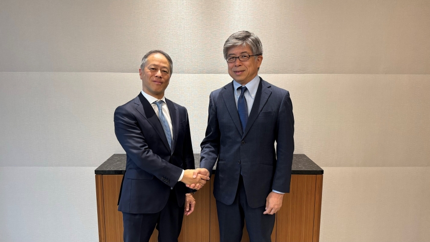 (from left) Marubeni Corporation Executive Officer, Chief Operating Officer, Energy Division Masahiro Yamazaki; Osaka Gas Executive Officer, Business Creation Division Head Eiji Natsuaki