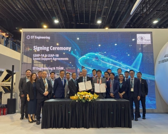 Photo: Signing ceremony at the Singapore Airshow