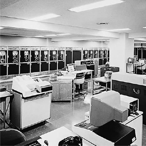 1970年代の東京本社コンピュータセンター<）
