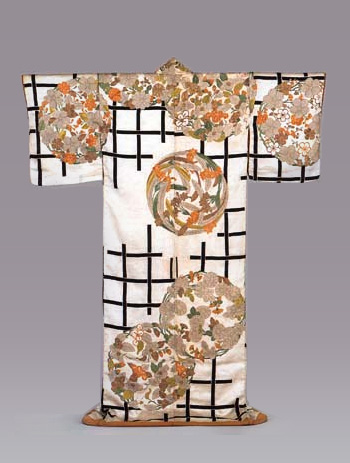 白綸子地籬に花丸文様染繍小袖