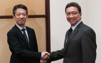 左：TMJ 代表取締役社長　林　純一、右：AOS社 代表　Effendi Sutanto氏