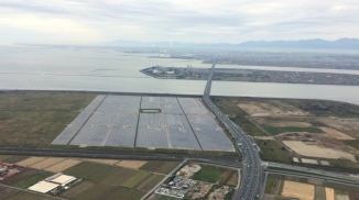 【空撮写真（愛知県側から三重県方面を望む）】