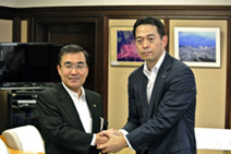 左：森　博幸　鹿児島市長、右：丸山 英毅　TMJ代表取締役社長