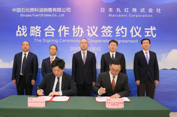 左から：栃本恵一（丸紅石油・LPGトレーディング部 部長）、徐涛（SINOPEC FUEL OIL社北京副総経理）