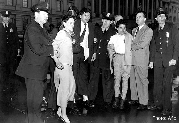 1954年の事件直後、逮捕されるロリータ・レブロン（左）